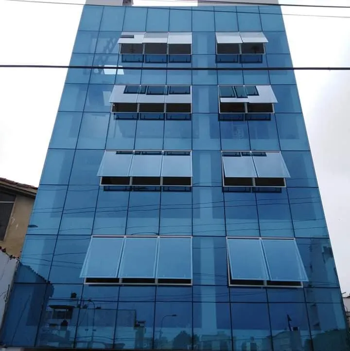 Edificio con fachada integral en muro cortina y aluminio compuesto instalado en Huancayo