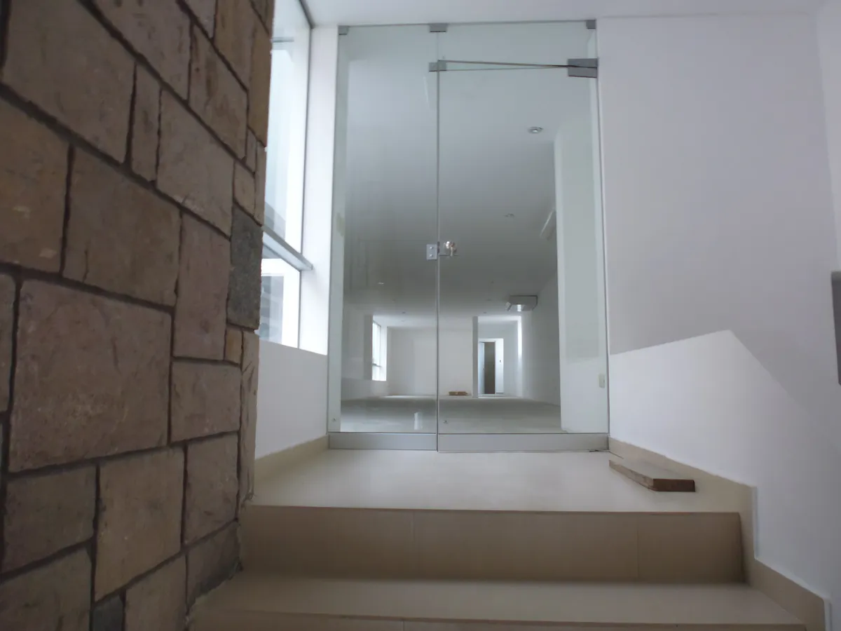Cabina de ducha monumental en cristal templado y acero inoxidable fabricada por GMS Integra